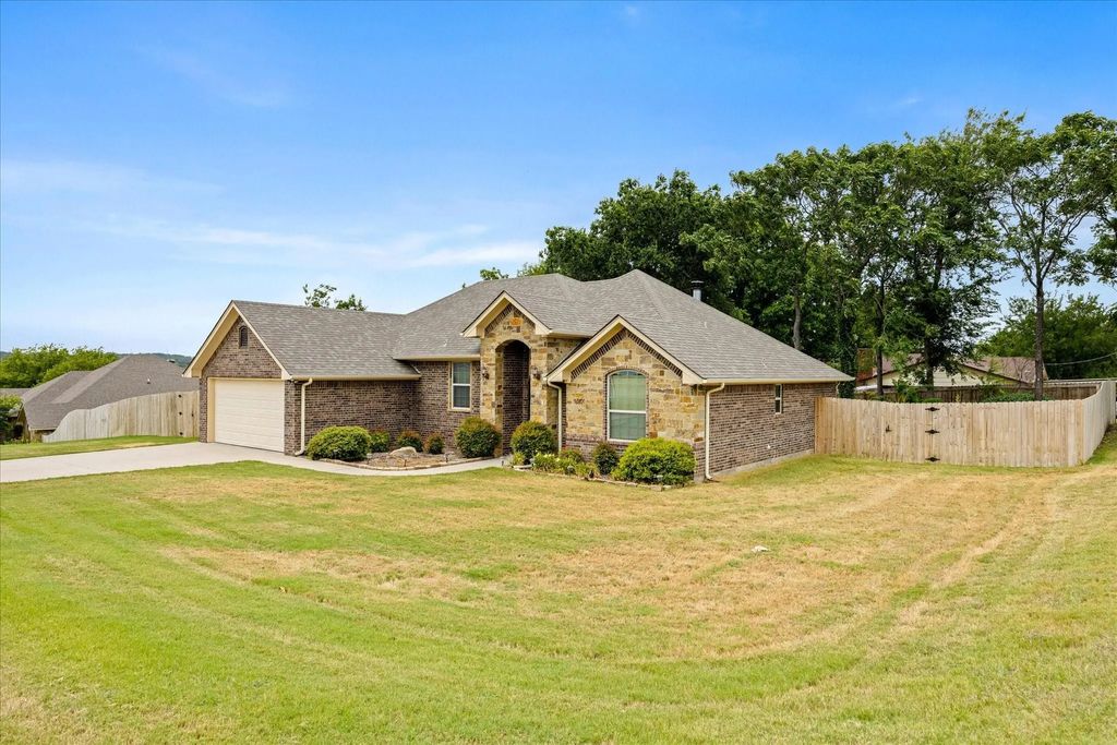 306 Knob Hill Drive, Granbury