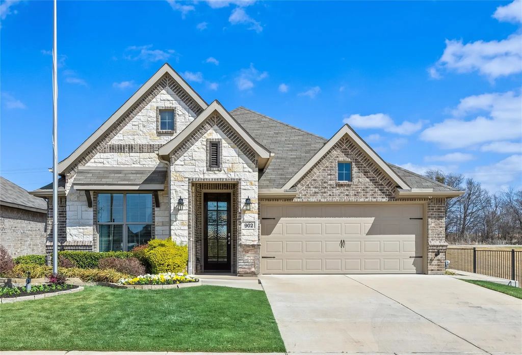 902 Misty Lane, Cleburne