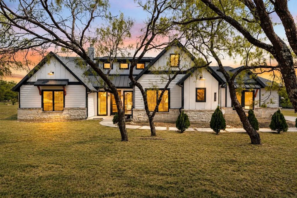 3217 Bairds Lane, Burleson