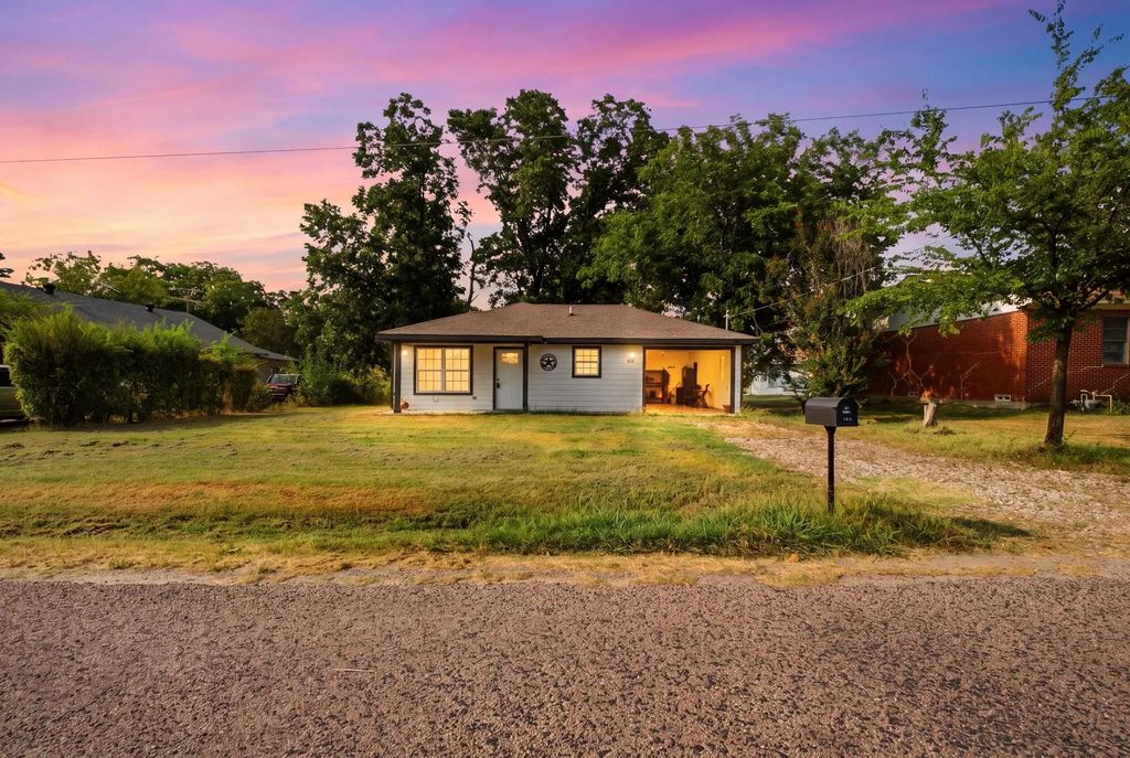 302 Gene Autry Drive, Tioga