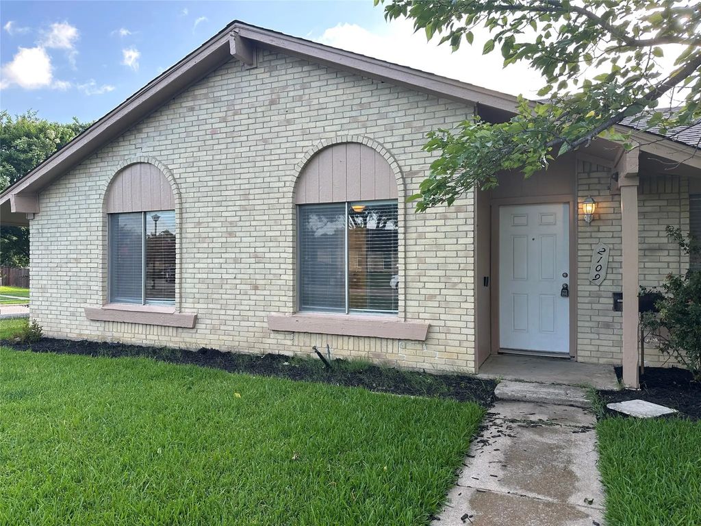 2109 Cedarcrest Drive, Carrollton
