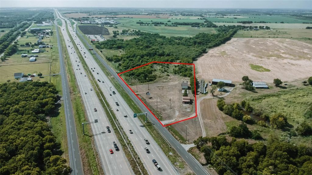 7110 S Interstate 45 Service Road, Alma