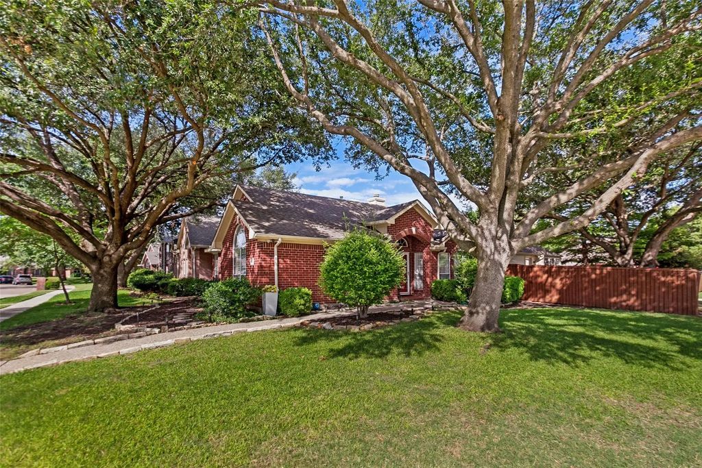 6800 Forest Hills Drive, Plano