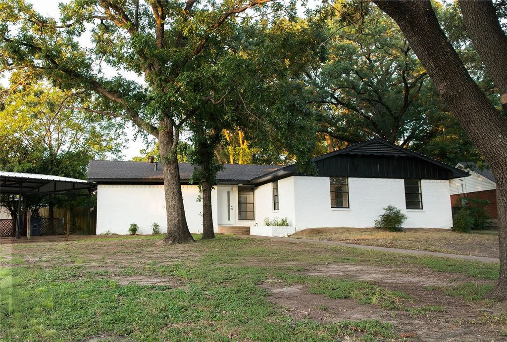 805 Lynn Court, Ennis