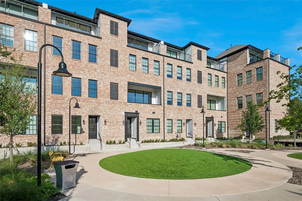 6005 Laurel Lane, Addison