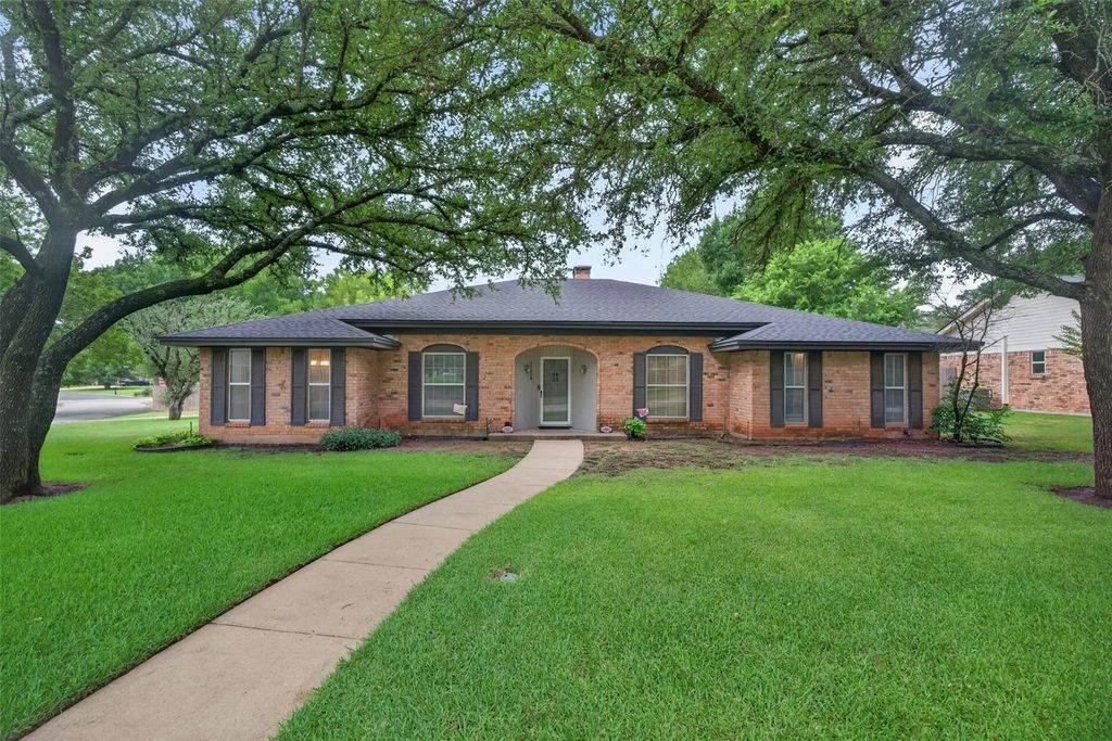 1126 Green River Trail, Cleburne