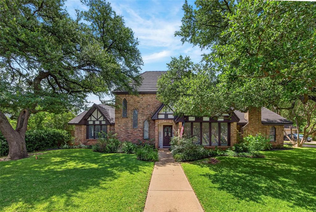 405 Charleston Court, Hurst