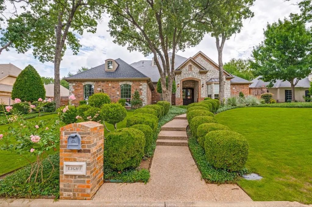 8 Hidden Lake Court, Mansfield