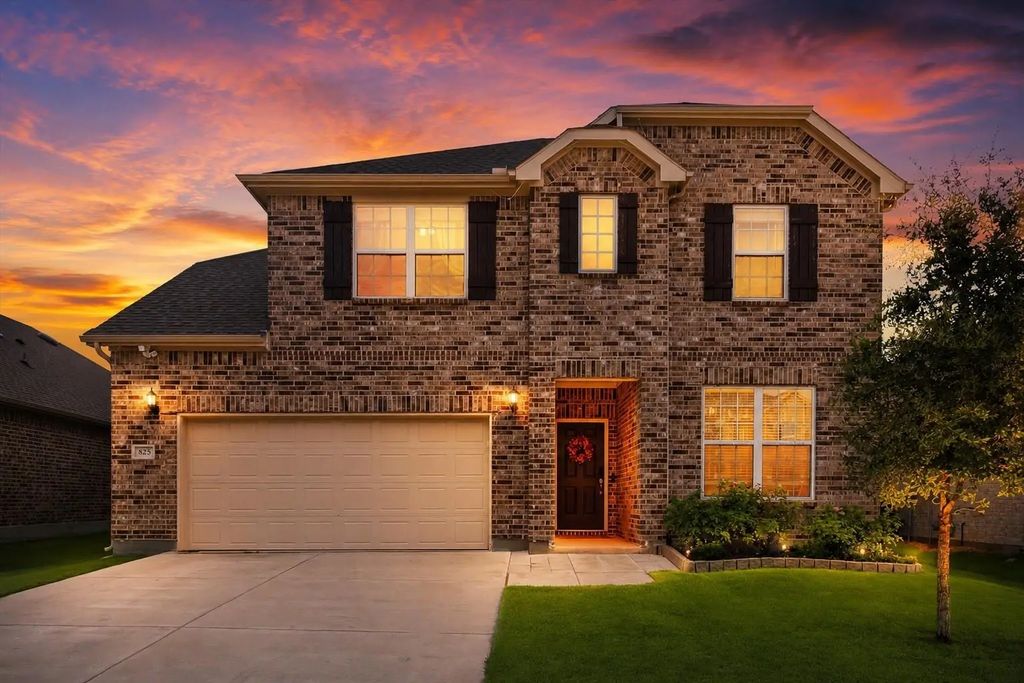 825 Crest Breeze Drive, Fort Worth