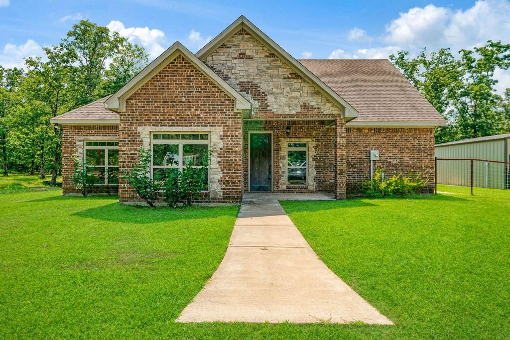 821 County Road 43830, Paris