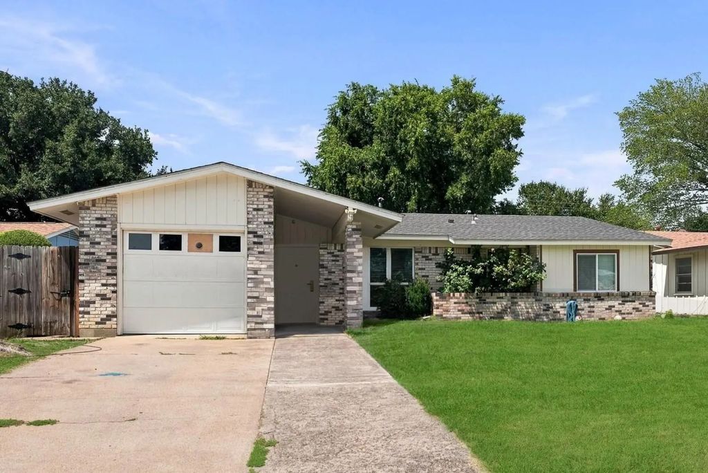 2621 Burning Tree Lane, Irving