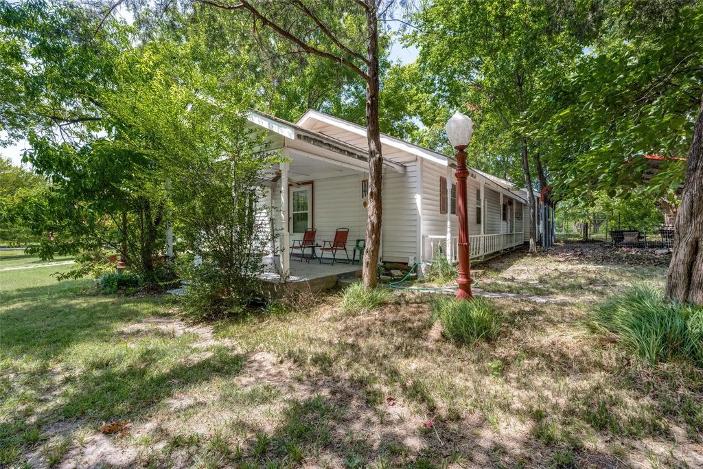 402 Jones Street, Tom Bean