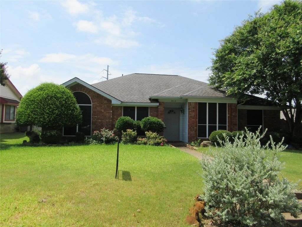 812 Red Oak Drive, Lewisville