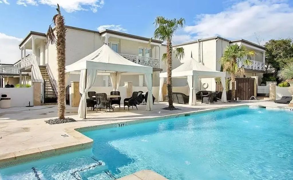 5925 E University Boulevard 132, Dallas