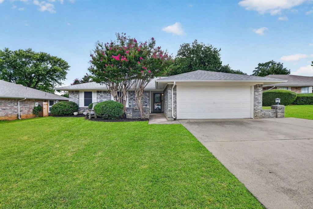 2511 Poppy Lane, Euless