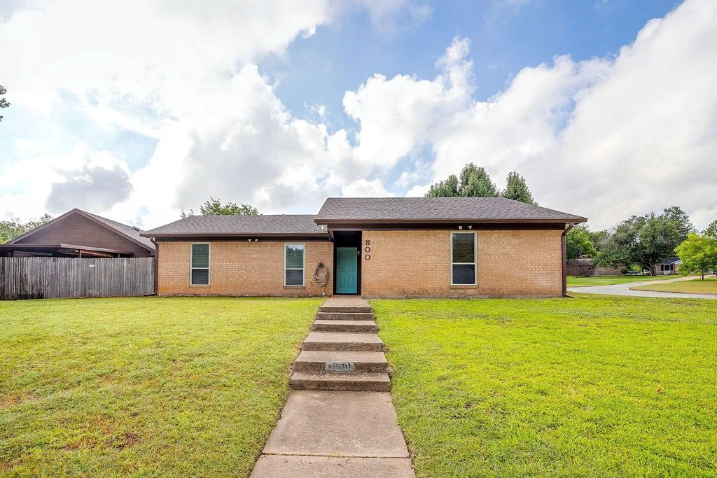 800 Poe Street, Azle
