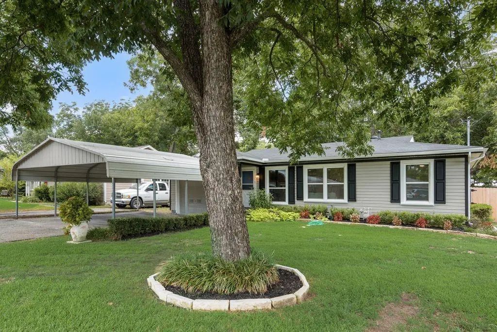808 W State Street, Terrell