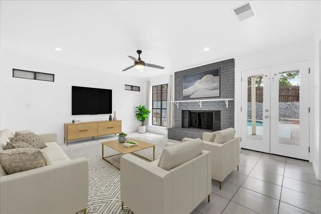 392 Creekwood Drive, Lancaster