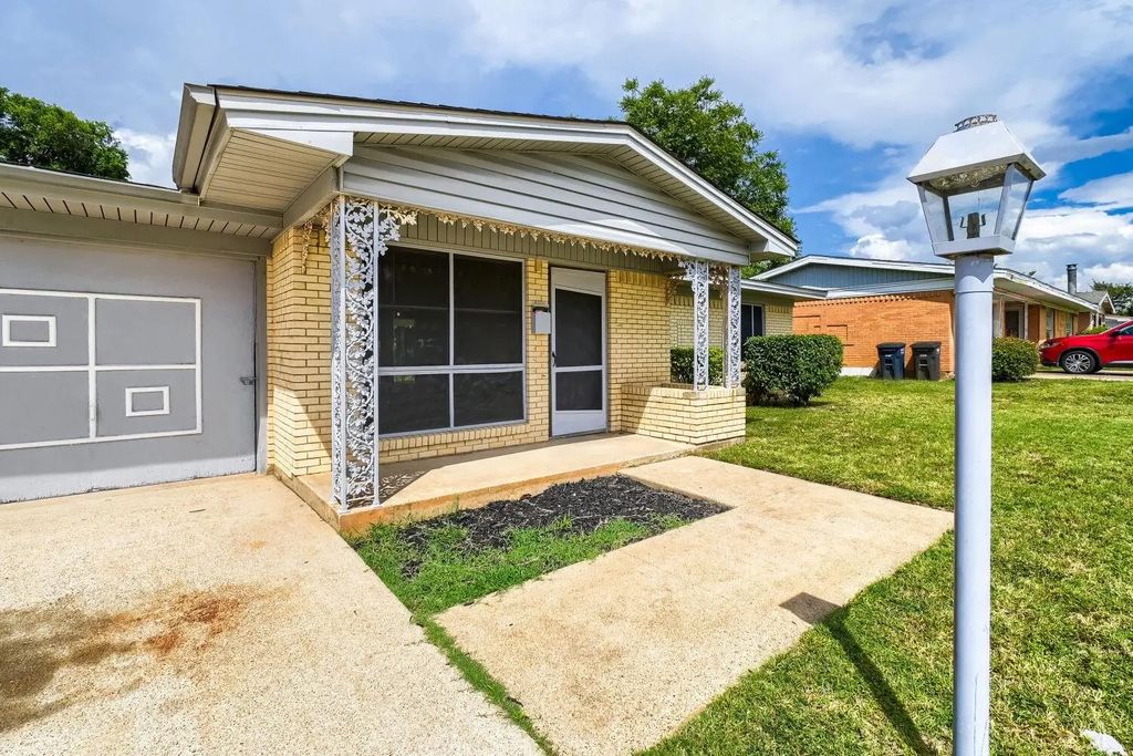 1405 Oak Grove Road, Fort Worth
