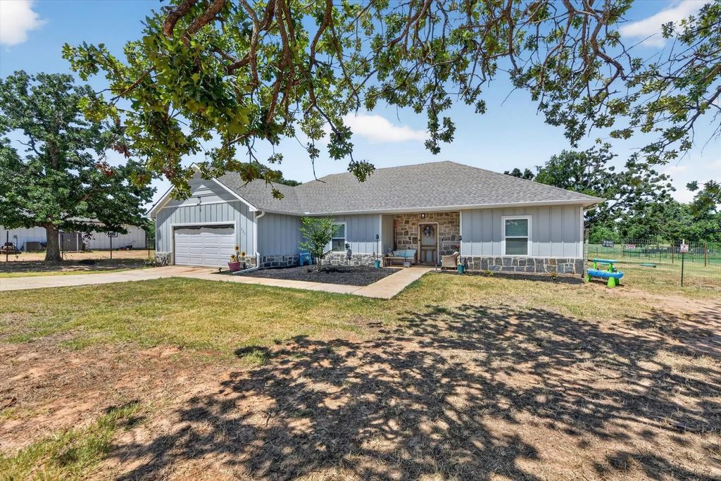 223 Julian Lane, Poolville