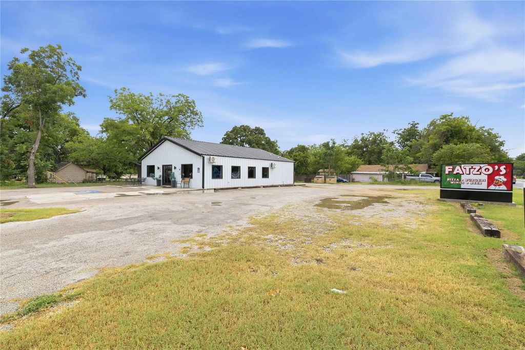 106 N 1st Street, Bangs