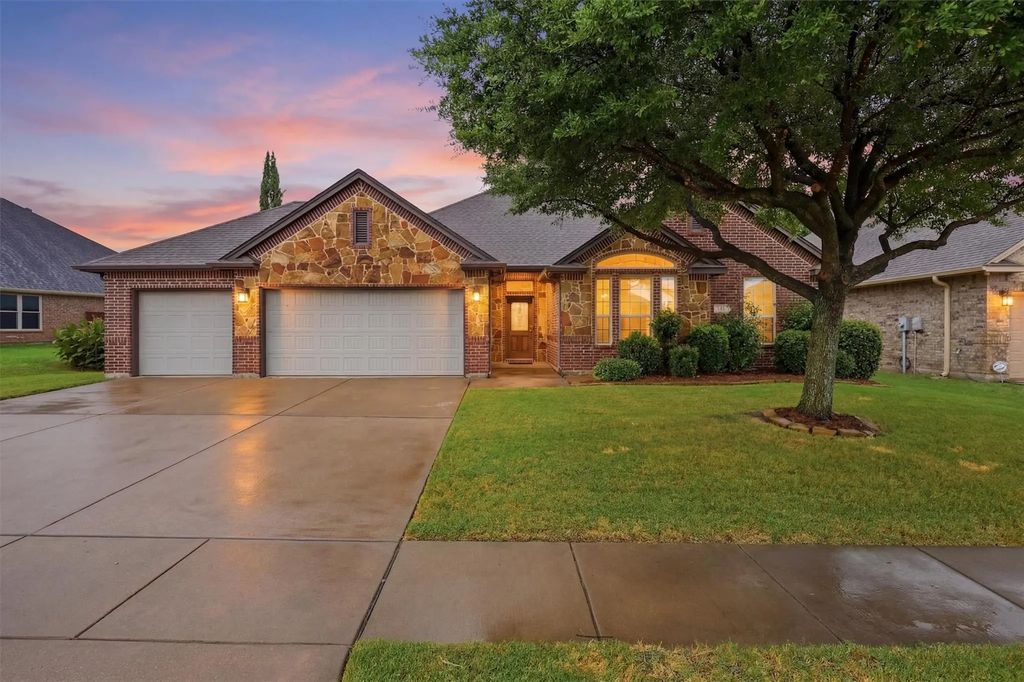 305 Delaware Street, Burleson