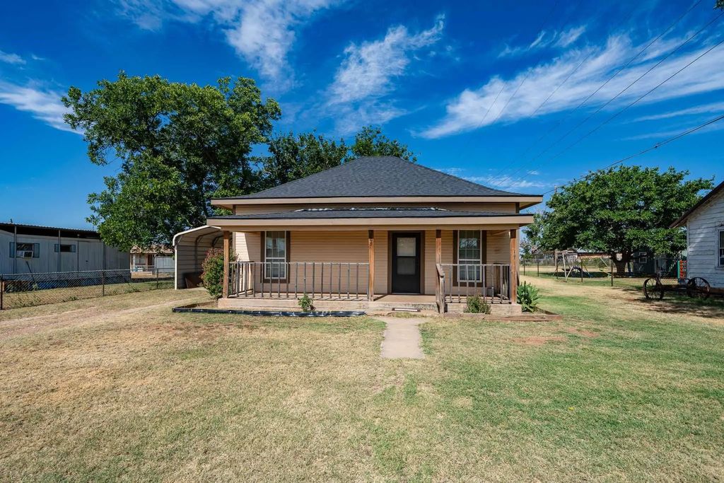 105 N Orange Street, Roby