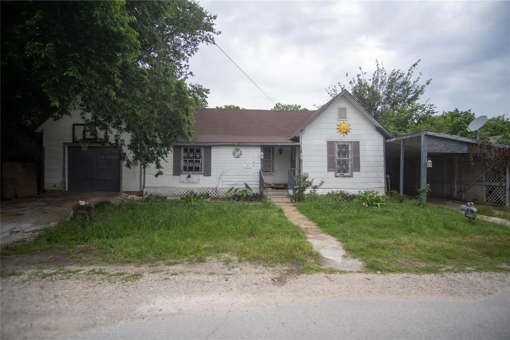 106 S Watson Street, Alvarado