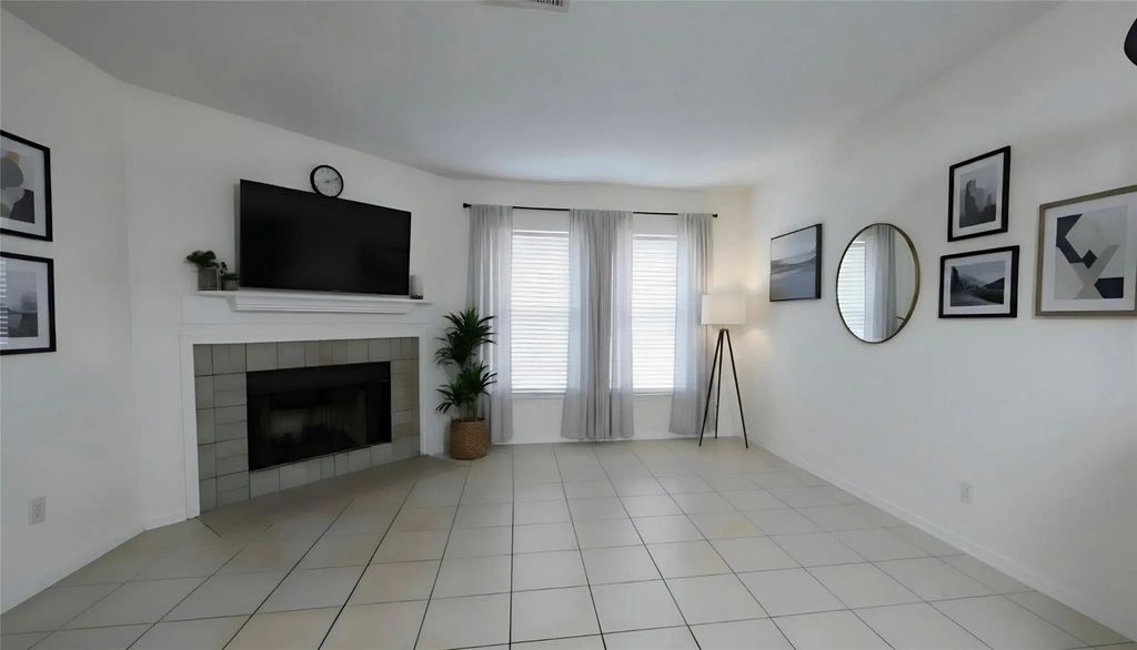 625 Carriagehouse Lane 3g, Garland