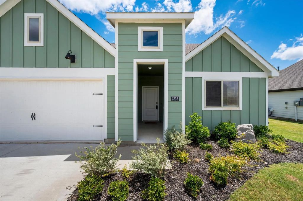2315 Hydrangea Drive, Pilot Point