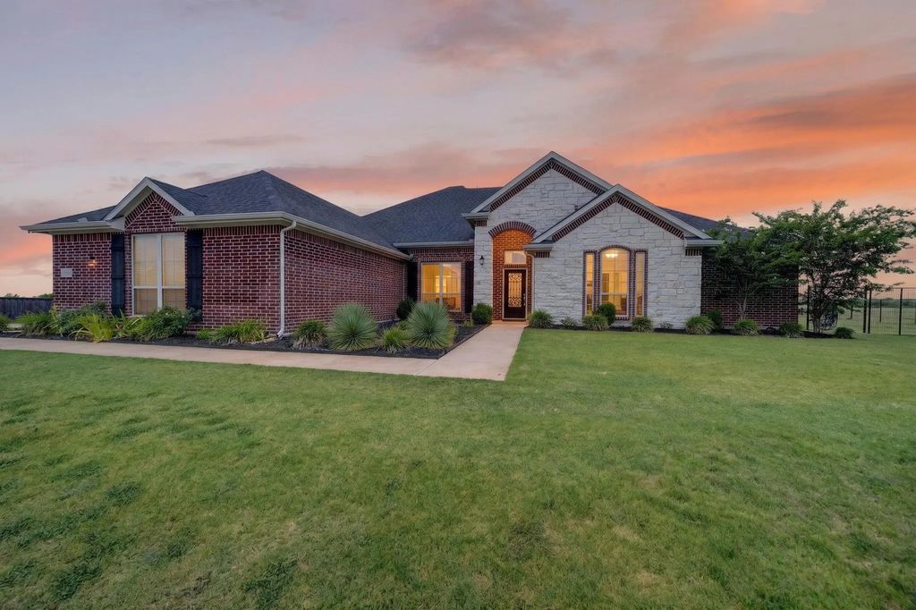 1095 Emilia Drive, Farmersville