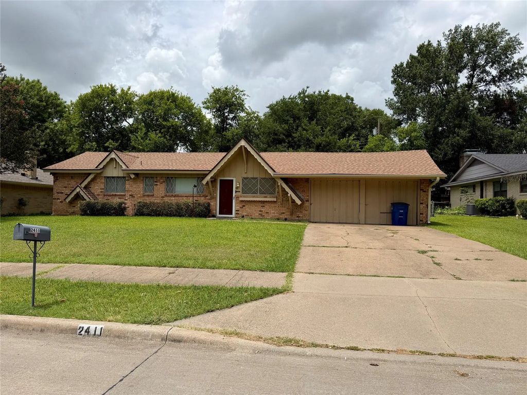 2411 Woodlawn Drive, Ennis