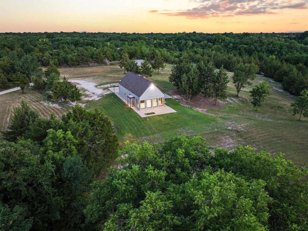 511 County Road 4264, Leonard