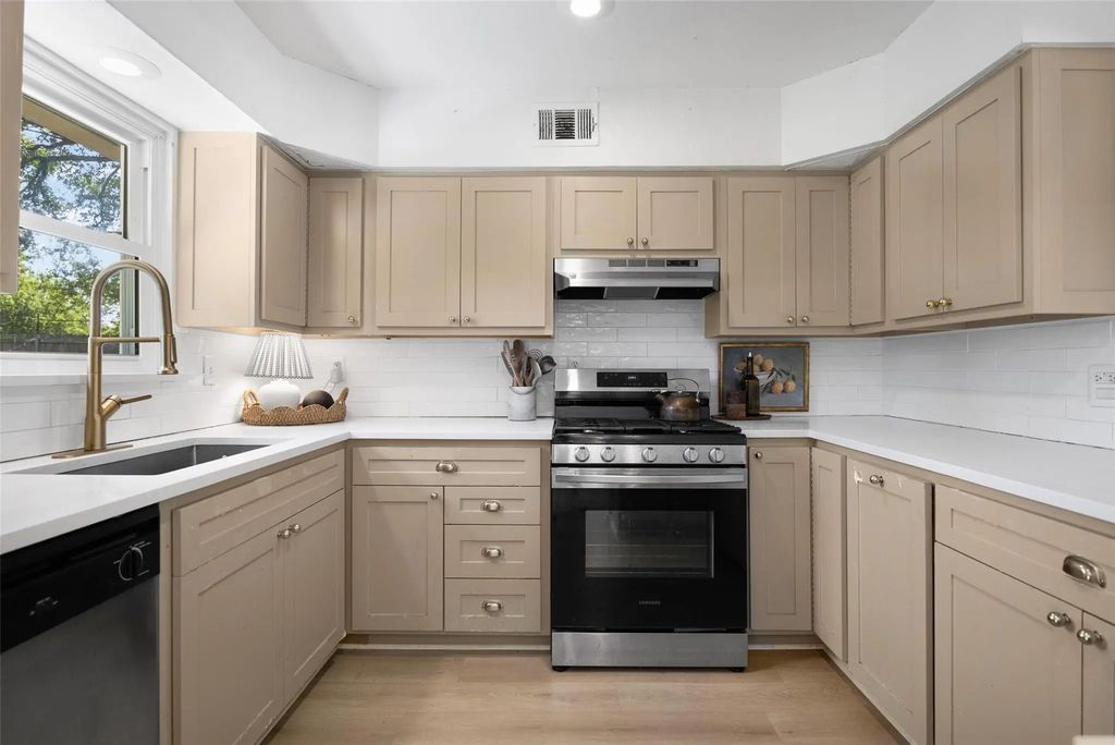 11367 Lippitt Avenue, Dallas