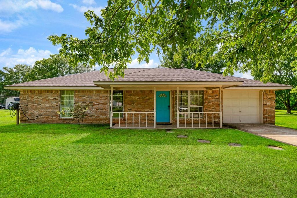 4405 County Road 42600, Paris
