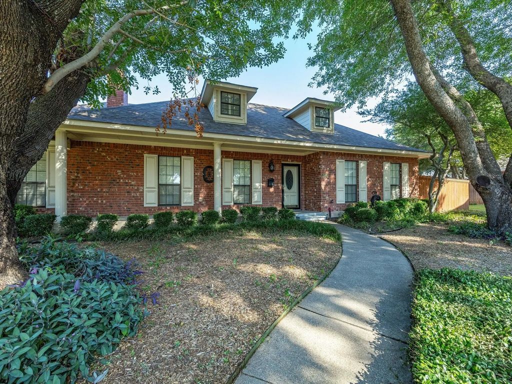 1506 Williamsburg Court, Ennis
