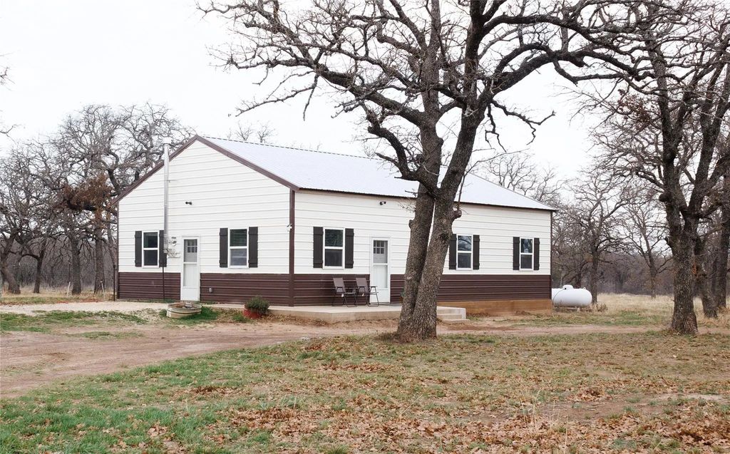 2126 County Rd 103, Comanche