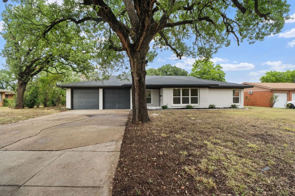 2805 Sarah Jane Lane, Fort Worth