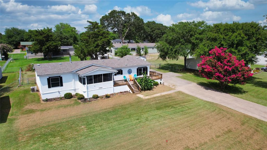 10245 Northlake Circle, Kemp