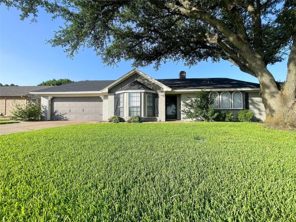 112 Overcrest Drive, Benbrook