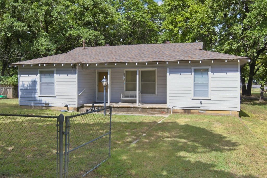 329 N Ash Avenue, Azle