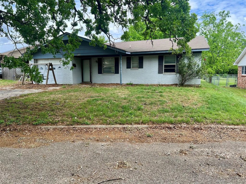 233 Hillcrest Drive, Nocona