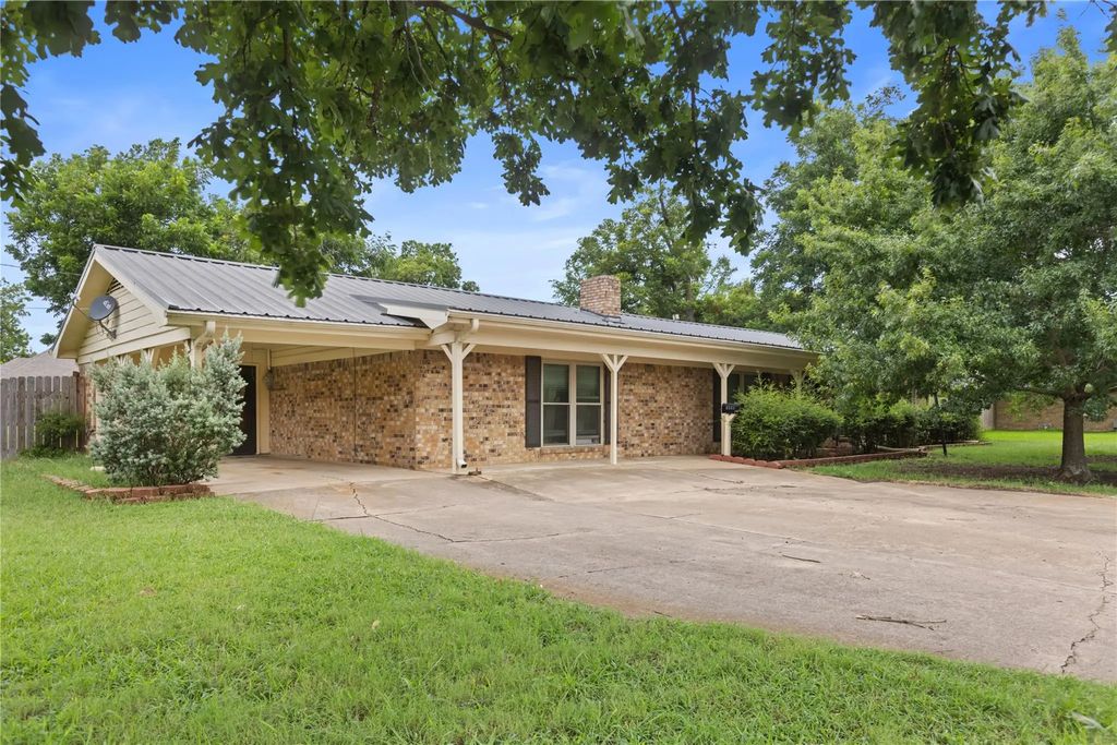 1101 14th Street, Honey Grove