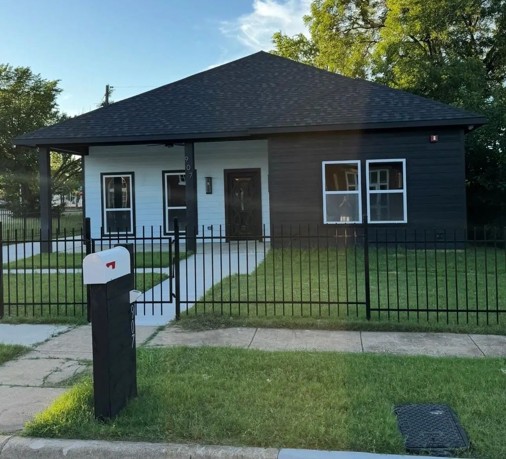 907 E Humbolt Street, Fort Worth