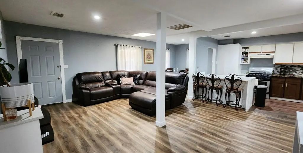 318 Macarthur Boulevard, Grand Prairie
