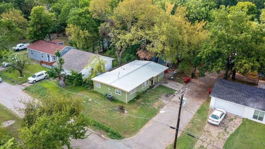 801 Oak Street, Bonham