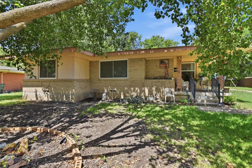 913 Blossom Circle, Garland