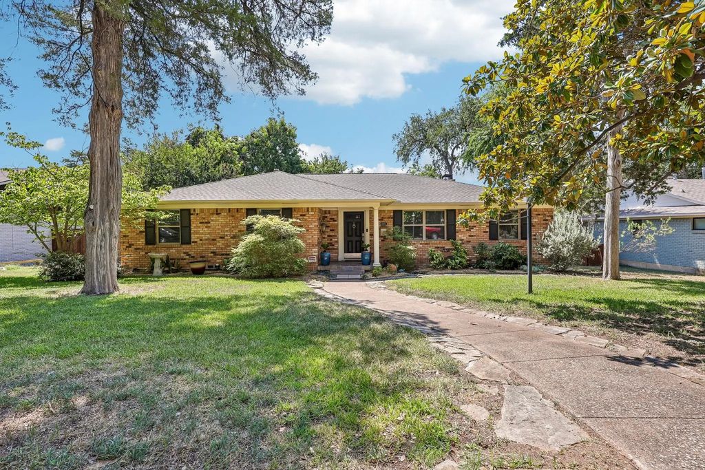 8324 Moorcroft Drive, Dallas