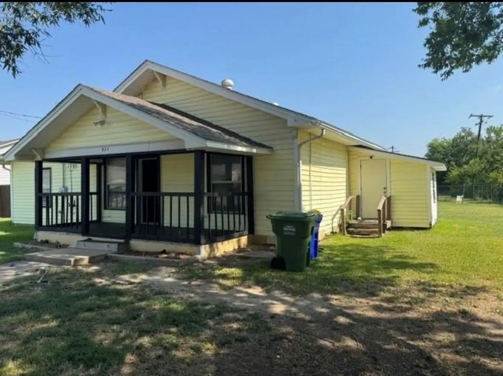 323 E Lloyd Street, Krum