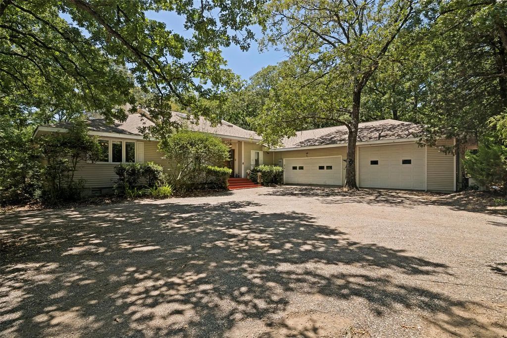 2495 Fox Point Circle, Quinlan